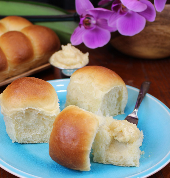 Fluffy Homemade Sweet Hawaiian Bread Rolls Recipe – Cookin' with Mima